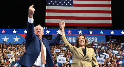 Kamala Harris y su compañero de fórmula, Tim Walz, en un acto en Arizona el 9 de agosto