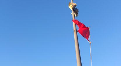 Archivo. Bandera roja en la playa de Bajamar, a 10 de enero de 2023, en Tenerife, Canarias (España).