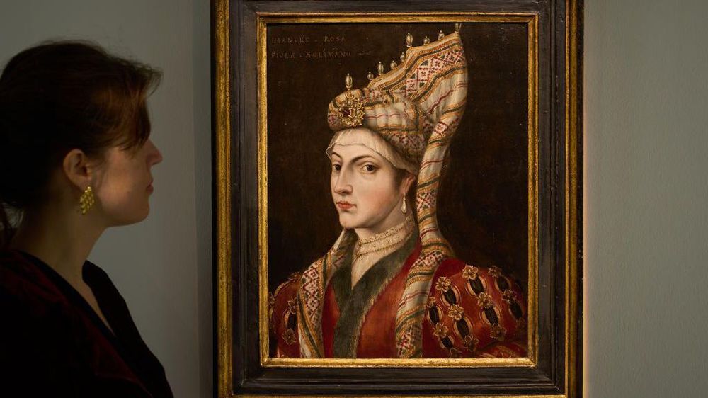 Se cree que este retrato de Hürrem Sultan data de finales del siglo XVI o principios del XVII y se exhibió en la casa de subastas Sothebys en Londres en 2021