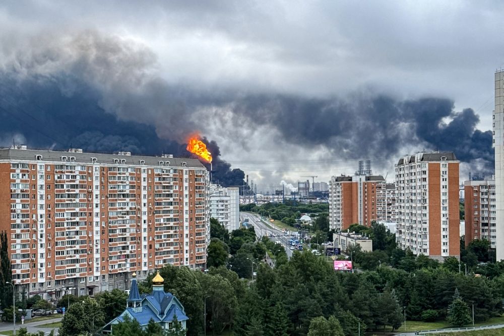 Una columna de humo negro se eleva desde la zona de la refinería de petróleo de la petrolera rusa Gazprom Neft en Moscú, en las afueras sureste de la ciudad.