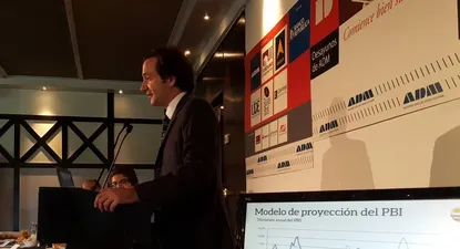 Para economistas, es peligroso demorarse en acompañar suba del dólar en países vecinos