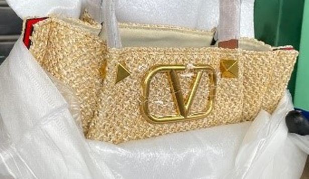 Valentino Uruguay demandará a la marca de moda italiana Valentino, a Adidas Uruguay y a la Aduana tras denuncia por falsificación