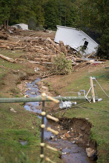 Una casa destruida tras el paso del huracán Helene el 30 de septiembre de 2024 cerca de Black Mountain, Carolina del Norte.