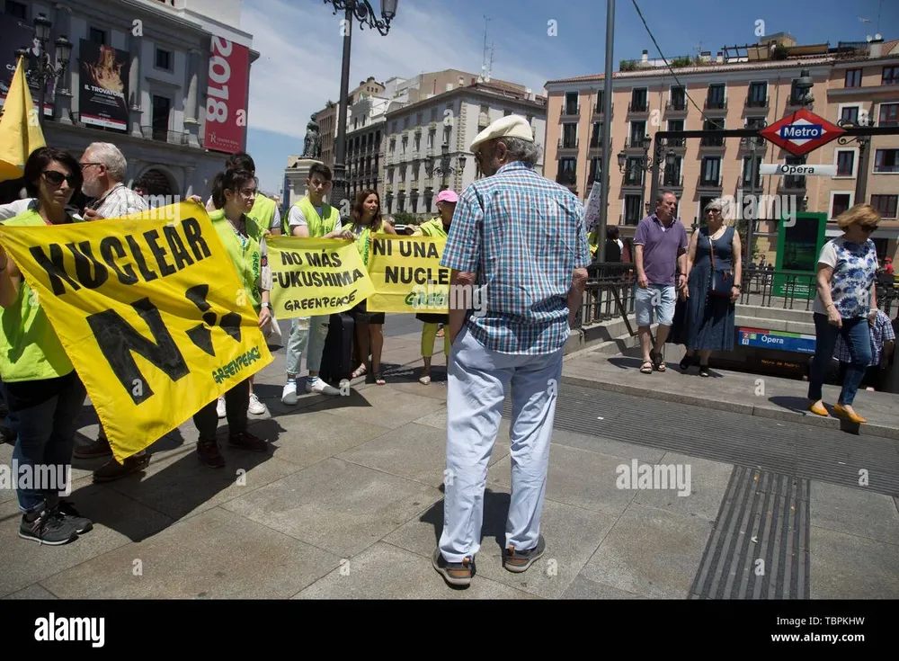 Protesta antinuclear en el centro de Madrid