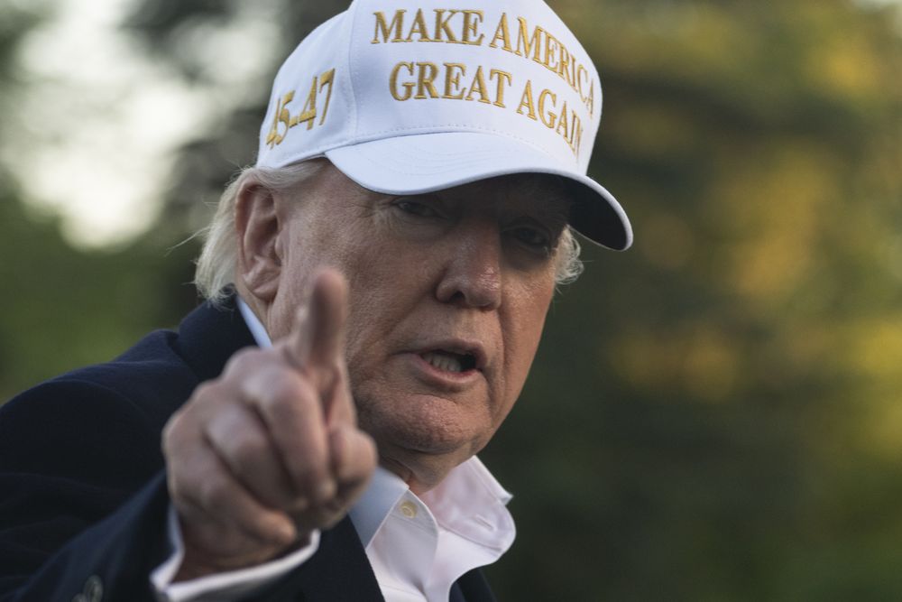 Trump primer plano señala.jpg