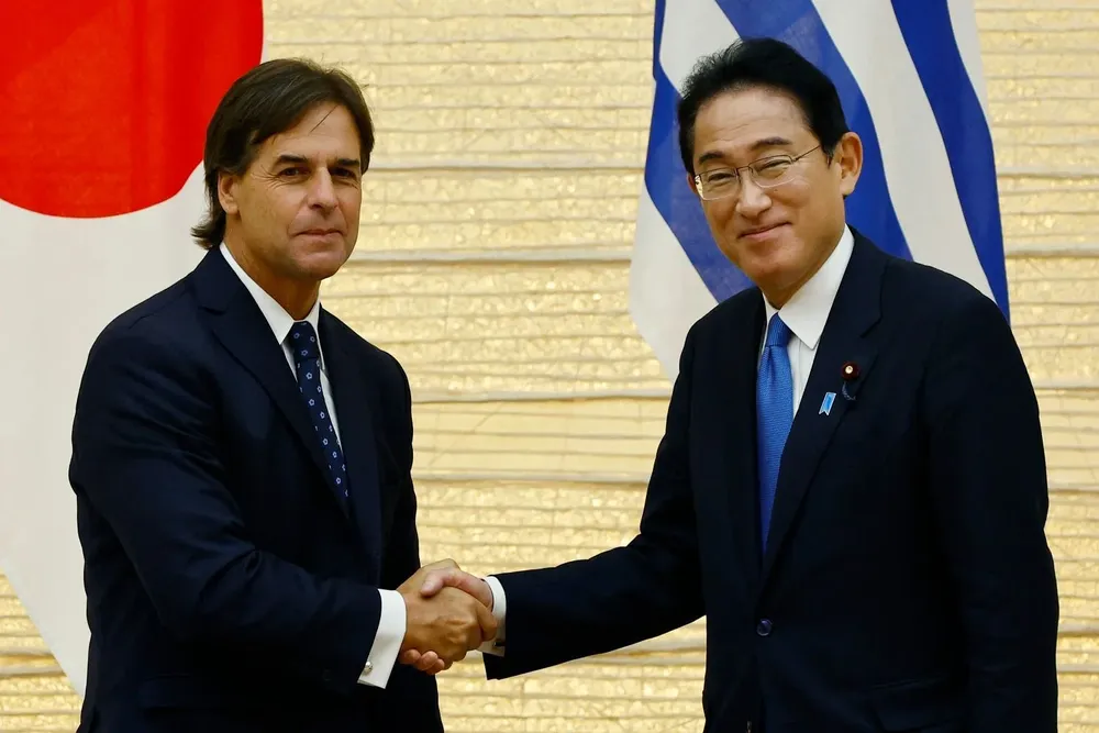 Luis Lacalle Pou y Fumio Kishida.