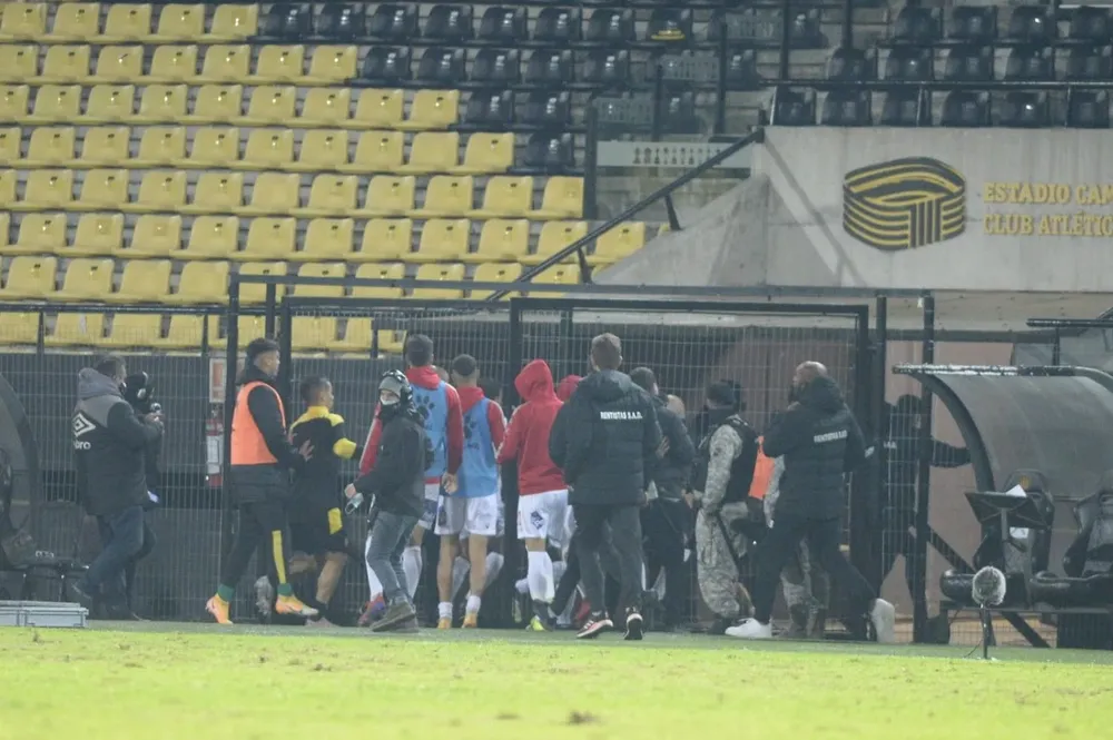 Tras las expulsiones de Ariel Nahuelpán y Martín González, se armó un gran lío entre los jugadores de ambos equipos