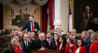 El presidente de la Cámara de Representantes, Dustin Burrows, golpea el martillo para restablecer el orden durante el debate sobre el nuevo proyecto de ley de redistribución de distritos.