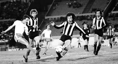 Alberto Bica jugando un clásico para Nacional