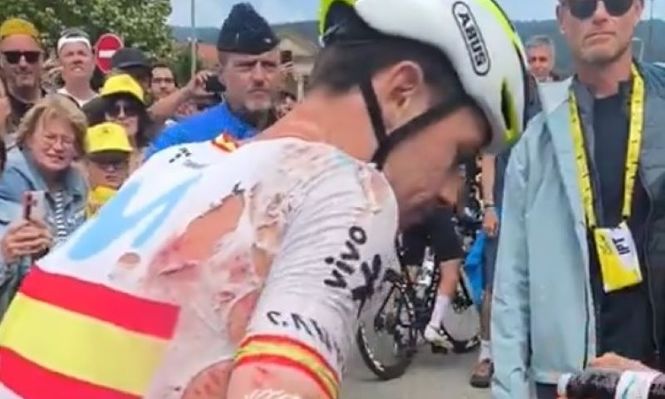 El ciclista español Iván Romeo terminó con toda la malla rota y muchos arañazos tras su caída en la penúltima etapa del Tour de Francia