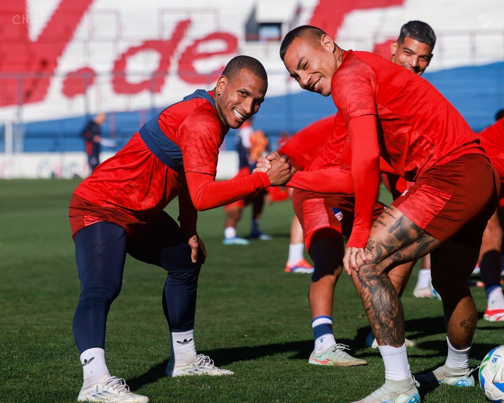Práctica de Nacional en el Gran Parque Central: Rómulo Otero y Eduardo Vargas Práctica de Nacional en el Gran Parque Central: Rómulo Otero y Eduardo Vargas