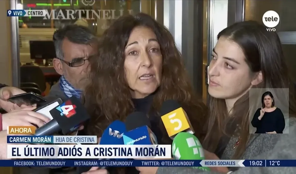 Carmen Morán y Denise Dalmás, hija y nieta de Cristina Morán, en el velatorio la artista