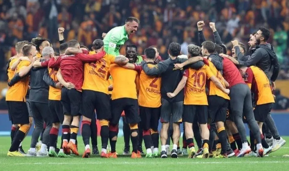 Fernando Muslera fue levantado en andas al término del partido con victoria de Galatasaray