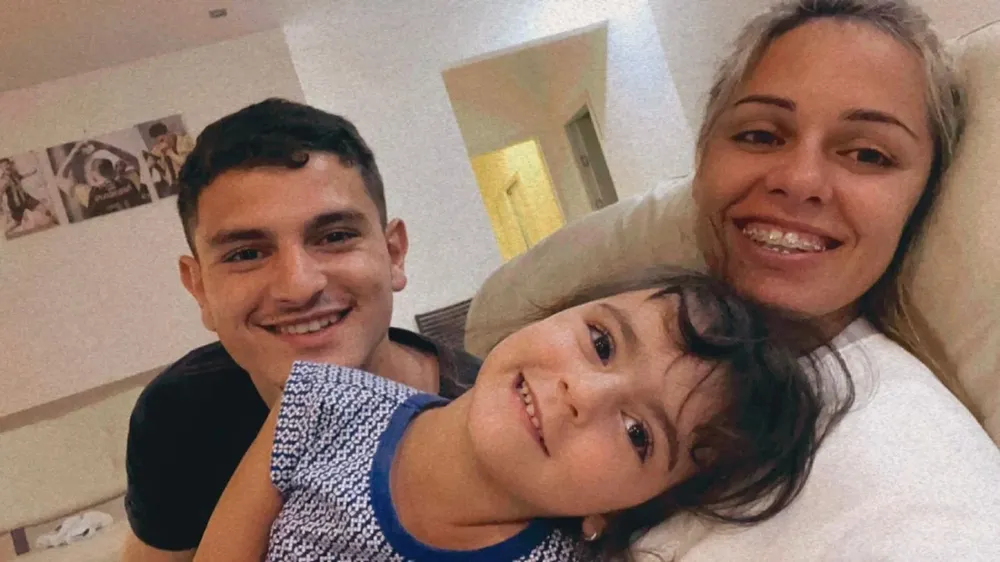 Agustín Álvarez Martínez junto a su pareja Thalía y su hija Julia