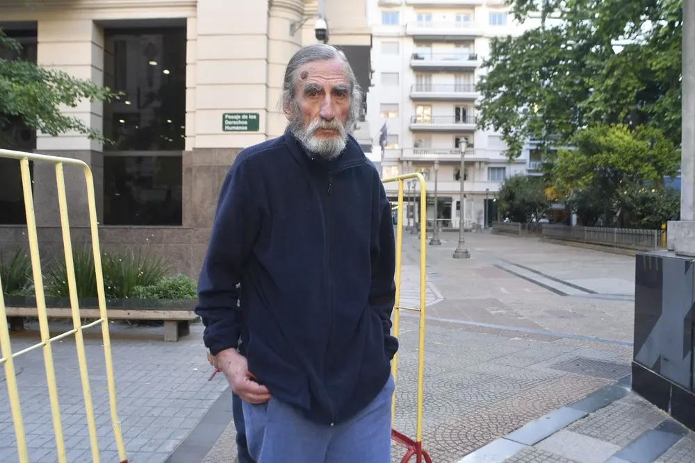 Zabalza formó parte del MLN- Tupamaros y participó de la política activa del Frente Amplio hasta fines de los 90