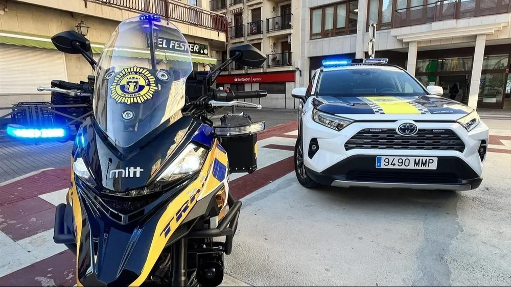 Localizan un bebé de 18 meses en pañales, descalzo, solo y bajo la lluvia.