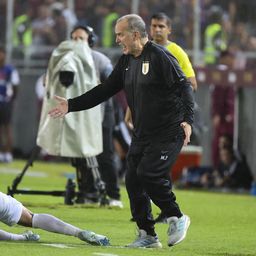 La reacción de Marcelo Bielsa ante una falta a Cristian Olivera de la selección de Uruguay