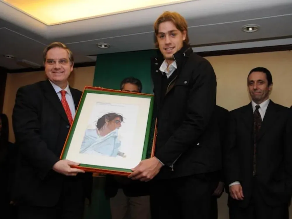 Sebastián Coates recibe el premio como mejor jugador del Campeonato Uruguayo 2010-2011