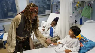 Johnny Depp, como Jack Sparrow, visitó a los niños ingresados en el hosptial de San Sebastián.