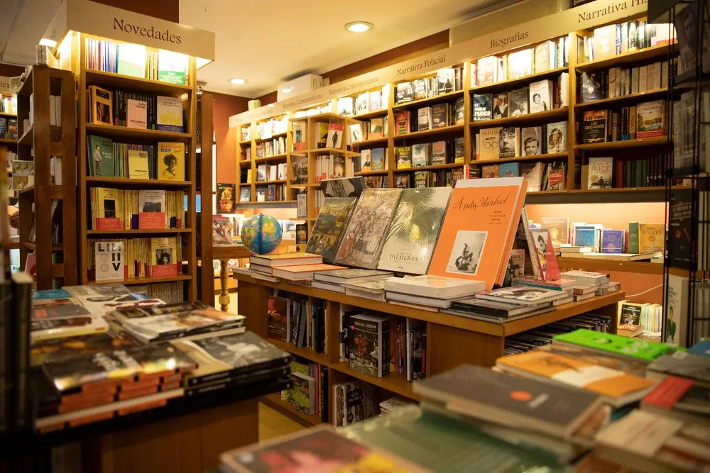 El primer capítulo trata sobre un emprendimiento que reúne a toda una familia en la librería El Virrey.