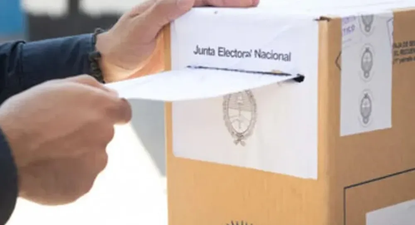 Un aspecto interesante del informe es cómo la valoración de la democracia está relacionada con la edad de los encuestados.