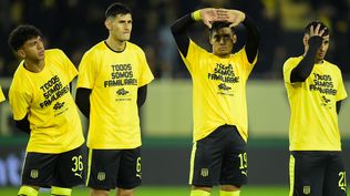 La camiseta de Todos somos familiares con la que salió Peñarol antes del partido con Liverpool