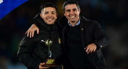 Leo Fernández recibe el premio como MVP de la Copa AUF Uruguay 2025 de manos de Matías Pérez, representante de los grupos de interés, que incluye a los futbolistas, en el Comité Ejecutivo de la AUF
