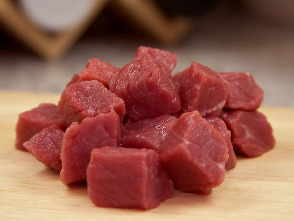 Carne vacuna, fuente tradicional de proteínas completas en aminoácidos esenciales, y hierro hemínico (de fácil absorción) de la población uruguaya, un alimento que también aporta vitamina B12, zinc y selenio.