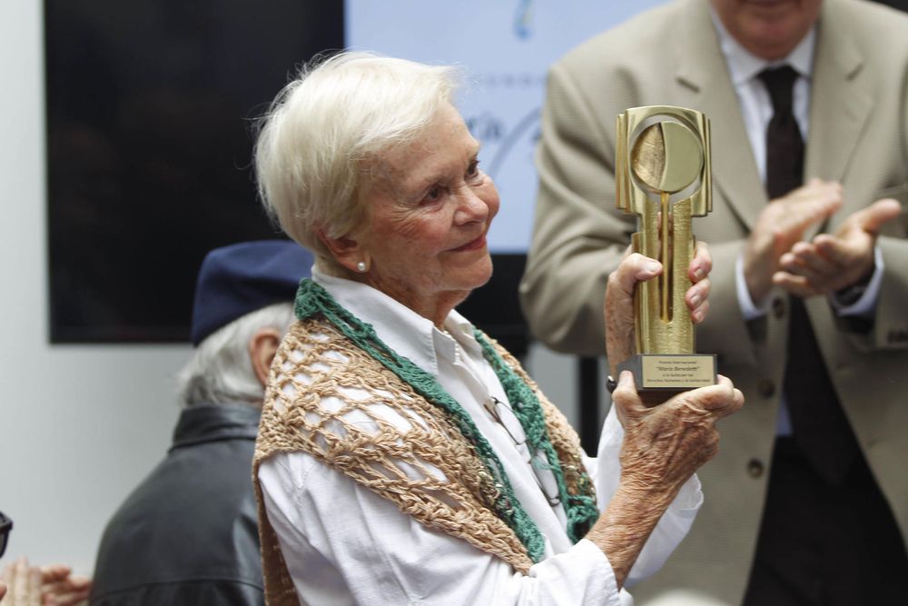 Fotografía de archivo del 27 de noviembre de 2015 de la activista uruguaya por los derechos humanos Belela Herrera en la inauguración de la nueva sede de la Fundación Mario Benedetti, en Montevideo. María Bernabela Belela Herrera, vicecanciller de Uruguay en el período 2005-2008 y referente en derechos humanos, falleció este sábado a los 98 años. Foto: EFE/Juan Ignacio Mazzoni