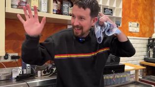 Pablo Iglesias lanza una particular campaña para ampliar la Taberna Garibaldi.