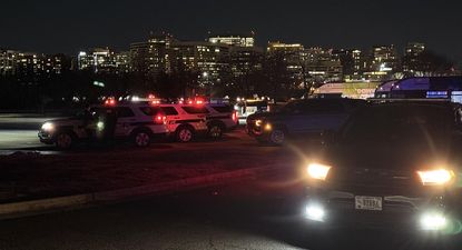 Integrantes del departamento de Policía de Washington DC trabajan en la zona del accidente aéreo. EFE