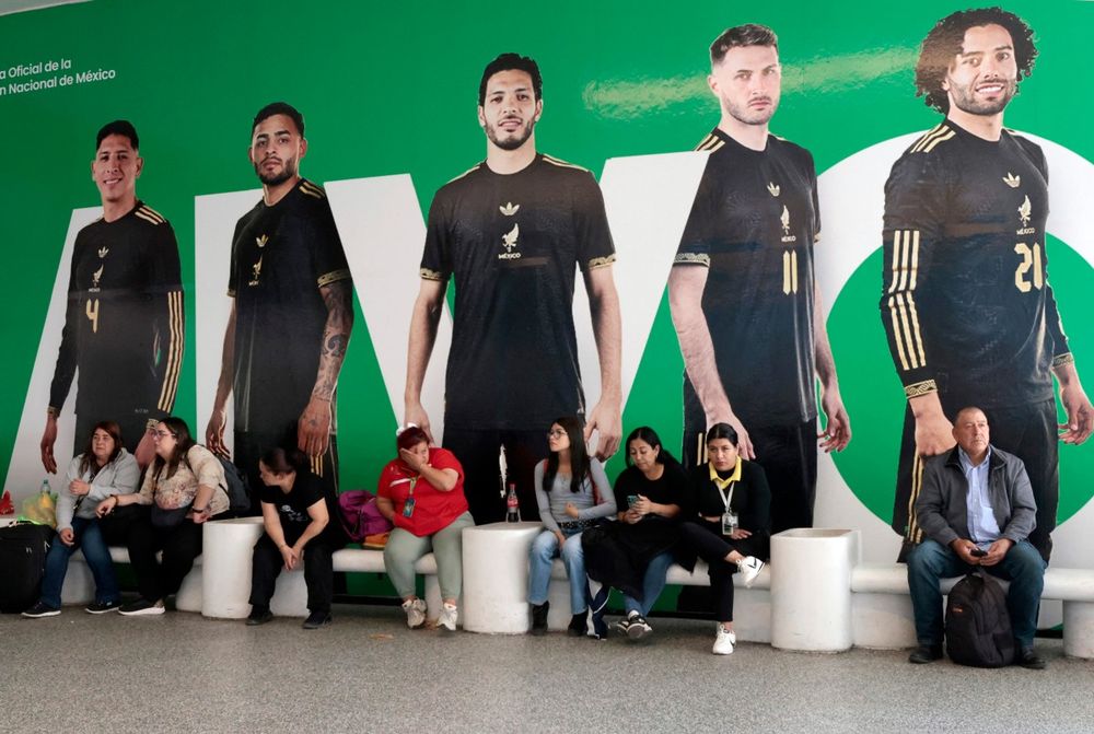 Pasajeros permanecieron en el Aeropuerto de Guadalajara junto a un afiche de la selección de México