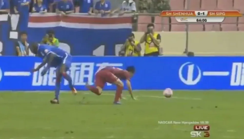 La entrada a Demba Ba