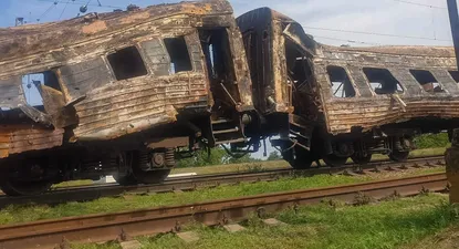 Un tren quemado después del ataque aéreo de Rusia a una estación en el pueblo de Chaplino, este de Ucrania
