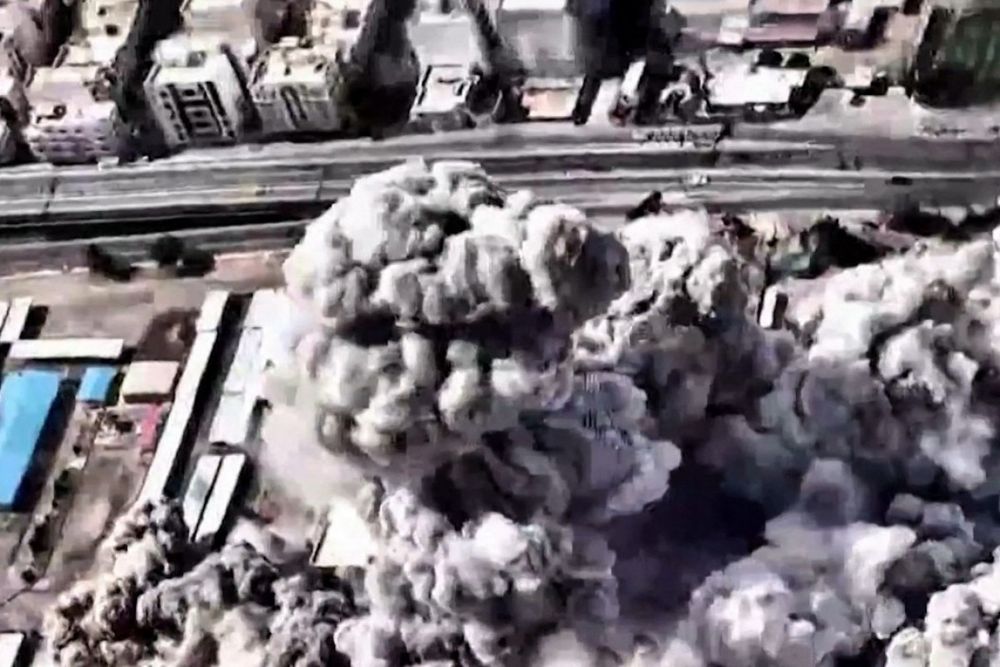 Una imagen capturada de un video difundido por el ejército israelí el 1 de marzo de 2026 muestra los ataques a gran escala contra “la sede del régimen terrorista iraní” en Teherán el 1 de marzo.