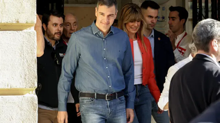 Pedro Sánchez, y su mujer Begoña Gómez salen del colegio electoral