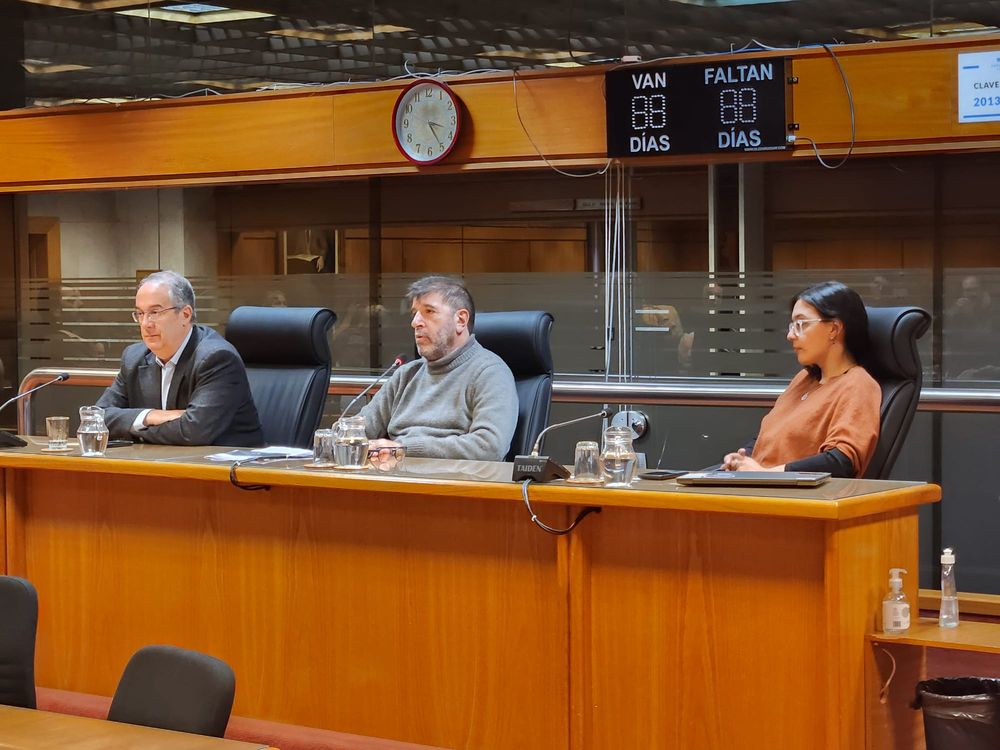 El senador José Carlos Mahía, el presidente del Frente Amplio Fernando Pereira y la diputada Micaela Melgar