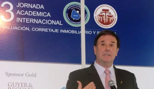Mario Stefanoli durante su disertación en la 3a. edición del congreso Uruguay Real Estate 2015