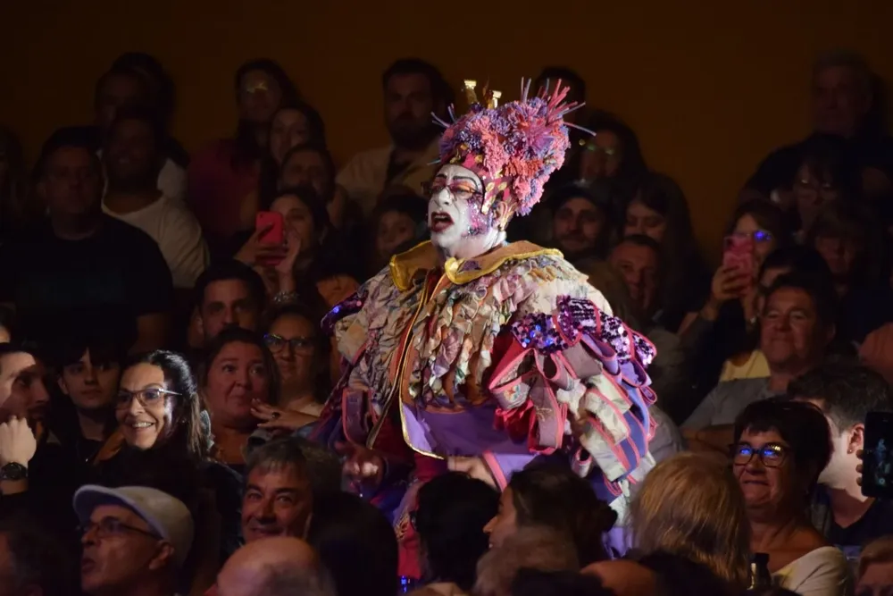 Petru Valensky, cupletero en Nos Obligan a Salir, en la platea del Teatro de Verano.