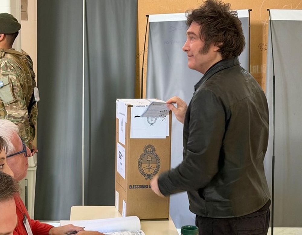 Milei votando