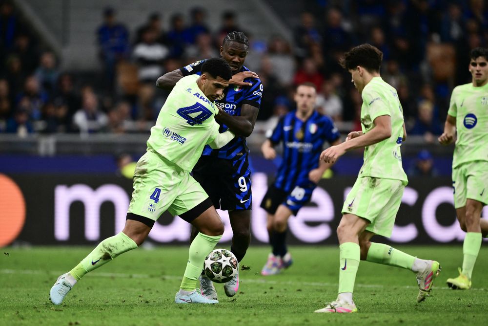 Ronald Araujo de Barcelona ante Marcus Thuram de Internazionale de Milán por la Champions League Ronald Araujo de Barcelona ante Marcus Thuram de Internazionale de Milán por la Champions League