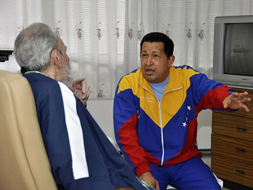 Las imágenes captan un encuentro entre Chávez con el legendario líder cubano Fidel Castro