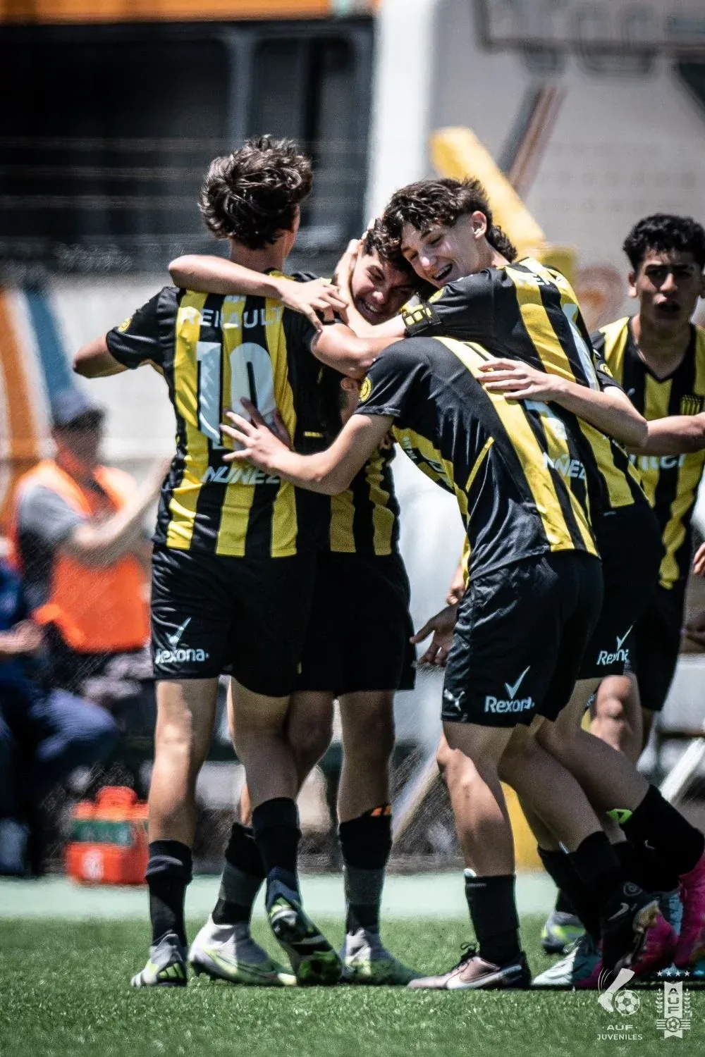 Los jugadores de Peñarol sub 14 celebran el triunfo clásico ante Nacional de este domingo