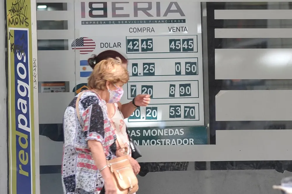 En los cambios privados la moneda se ofrecía sobre un eje de los $ 45,50 para la venta.