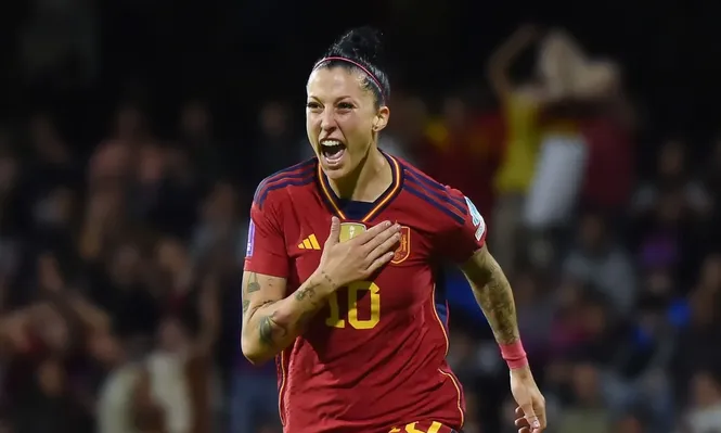 Jenni le da el triunfo a España.