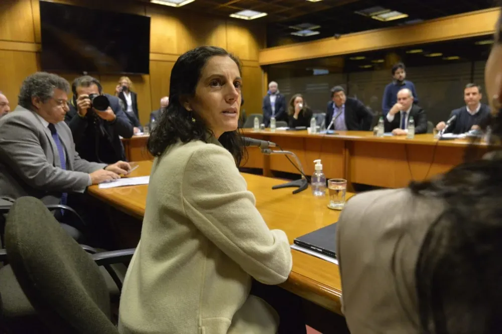 La ministra recibió fuego desde dos frentes al presentar la Rendición de Cuentas.