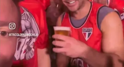 Diego Lugano en plena tribuna de Sao Paulo en el partido ante Atlético Goianiense