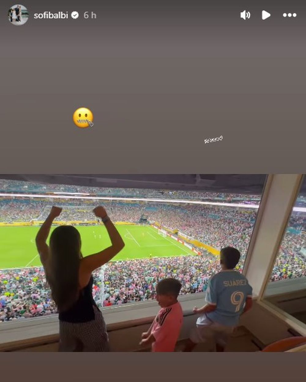 Le emoción de la familia de Luis Suárez y el emoji de Sofía Balbi Le emoción de la familia de Luis Suárez y el emoji de Sofía Balbi