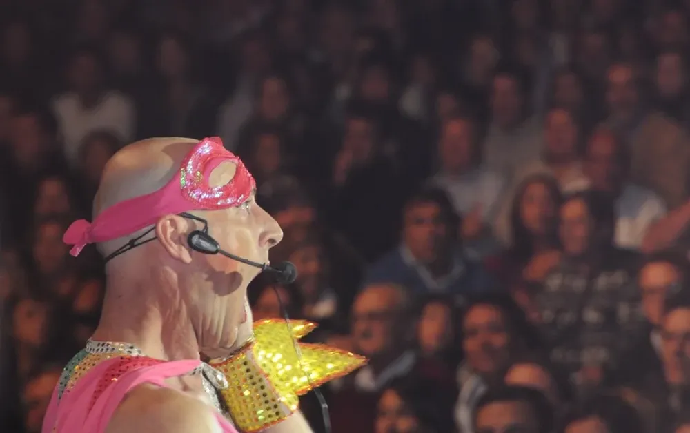 Walter Brilka en el personaje de Gayman