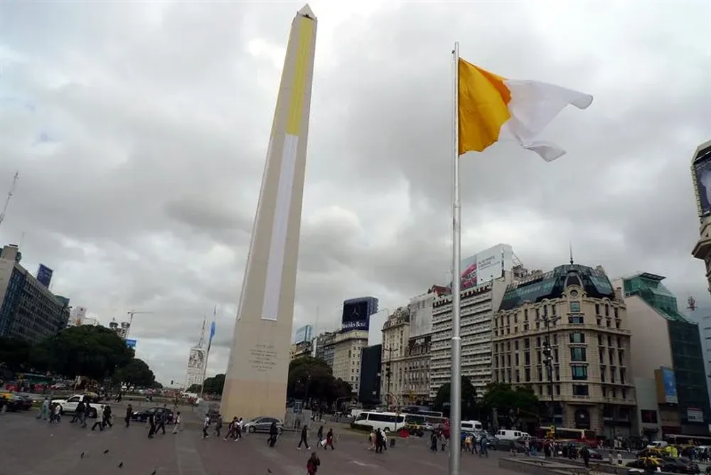 Argentina- El Obelisco, símbolo de la ciudad de Buenos Aires, con la bandera del Vaticano